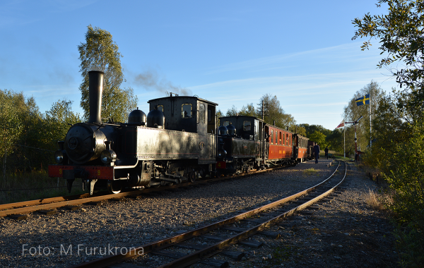 Koppellokskörning igen med JGJ 9 och KM Nelsson - inväntar ett mötande tåg på Marielunds station. Klockan är 16.42