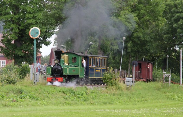 Tåget mot Taxinge-Näsby på väg ut från Mariefred, passerar här Sjukhusvägens bommar.